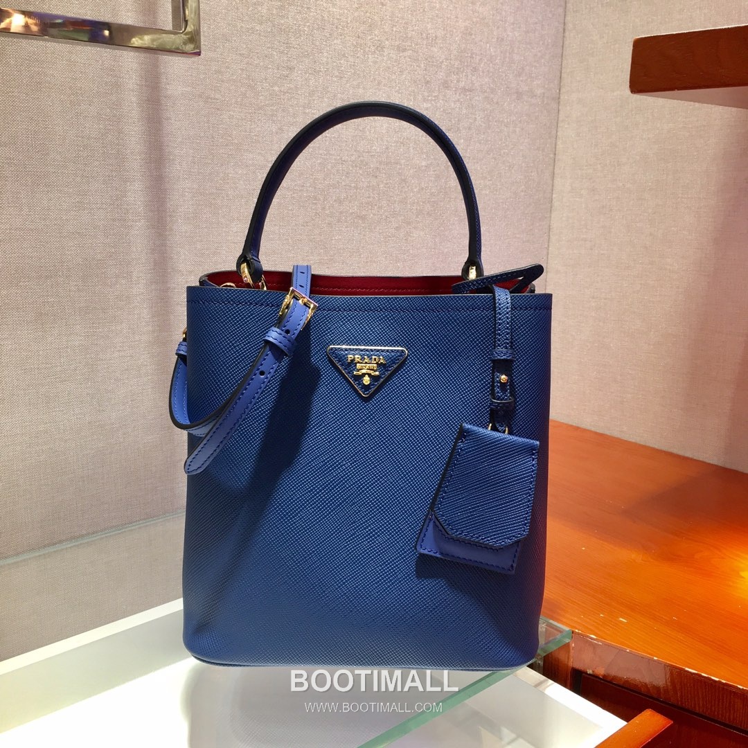 Prada Saffiano Leather Double Tote Bag with Triangle Logo and Magnetic Pocket Detail 프라다 사피아노 가죽 트라이앵글 로고 마그네틱 포켓 더블 토트백 1BA212 22cm 1