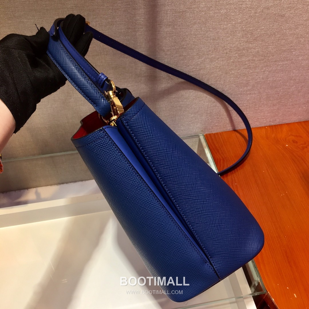 Prada Saffiano Leather Double Tote Bag with Triangle Logo and Magnetic Pocket Detail 프라다 사피아노 가죽 트라이앵글 로고 마그네틱 포켓 더블 토트백 1BA212 22cm 5