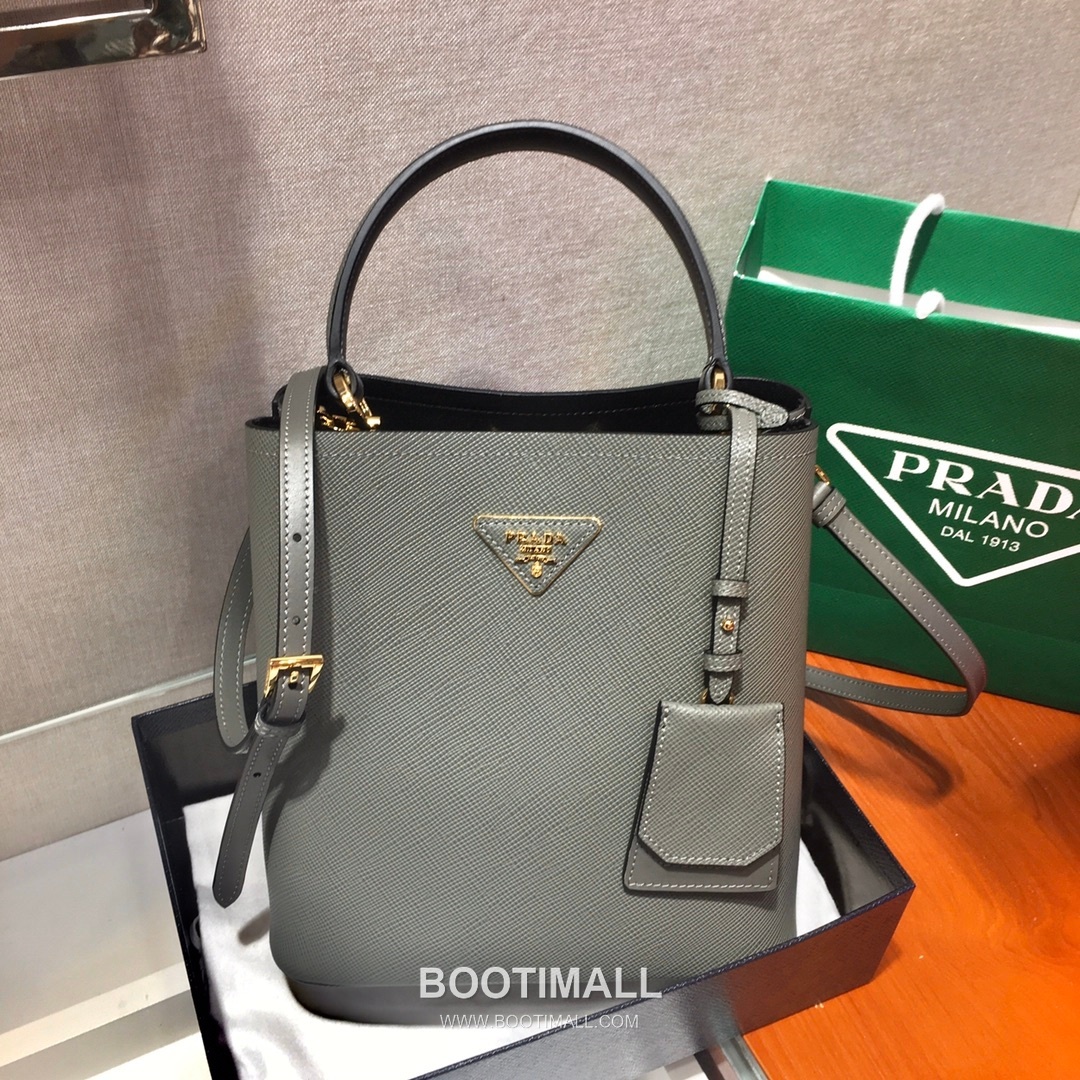 Prada Saffiano Leather Double Tote Bag with Triangle Logo and Magnetic Pocket Detail 프라다 사피아노 가죽 트라이앵글 로고 마그네틱 포켓 더블 토트백 1BA212 22cm 2