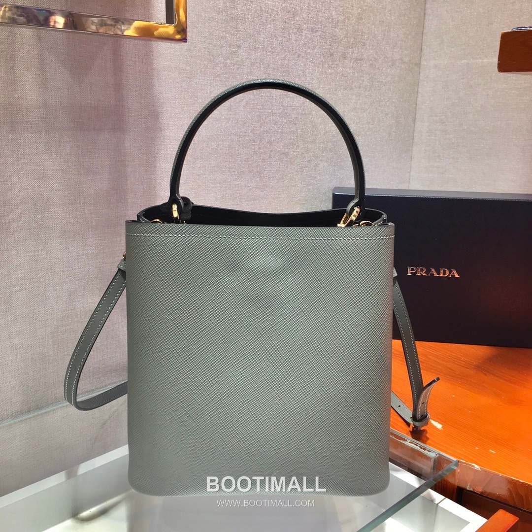 Prada Saffiano Leather Double Tote Bag with Triangle Logo and Magnetic Pocket Detail 프라다 사피아노 가죽 트라이앵글 로고 마그네틱 포켓 더블 토트백 1BA212 22cm 4