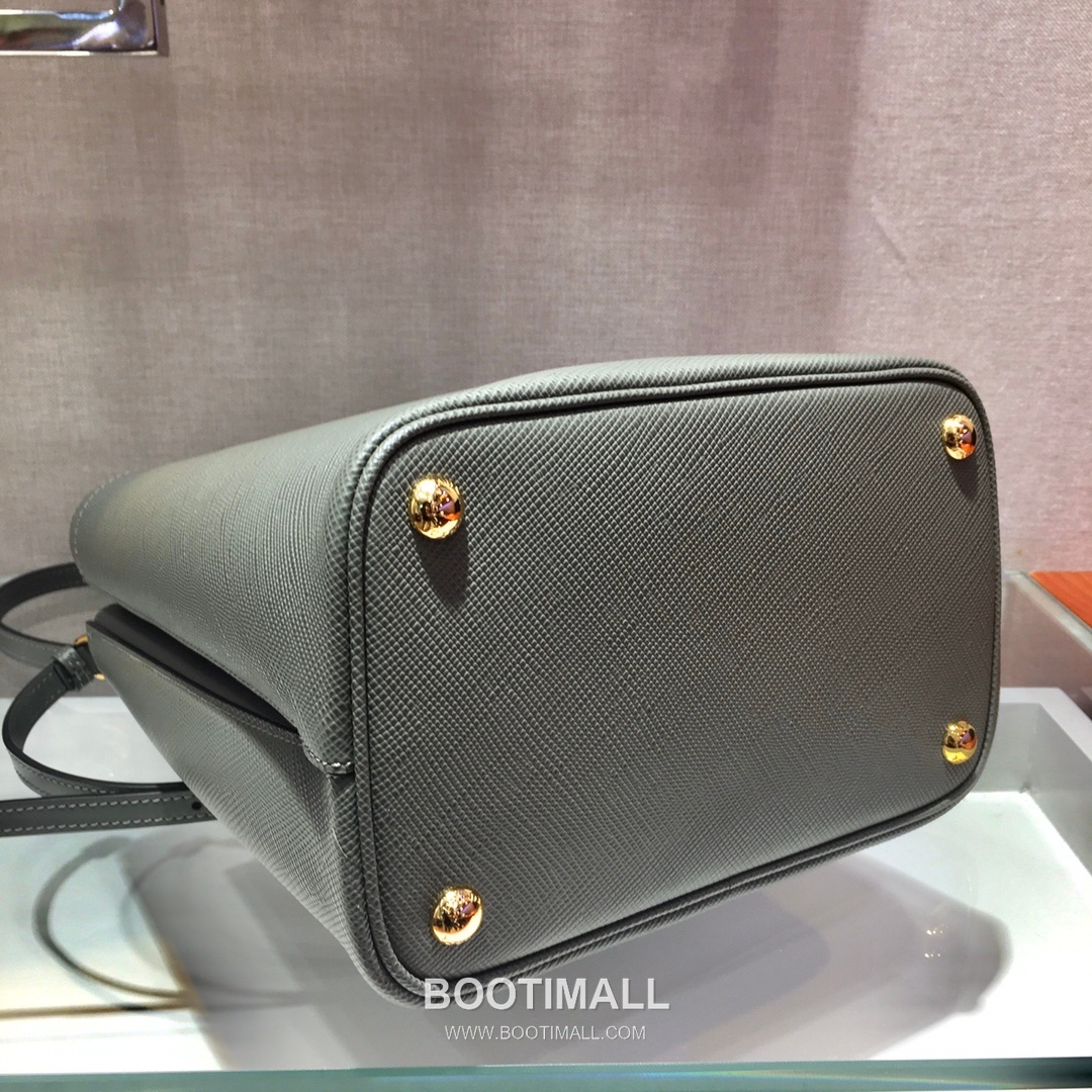 Prada Saffiano Leather Double Tote Bag with Triangle Logo and Magnetic Pocket Detail 프라다 사피아노 가죽 트라이앵글 로고 마그네틱 포켓 더블 토트백 1BA212 22cm 6