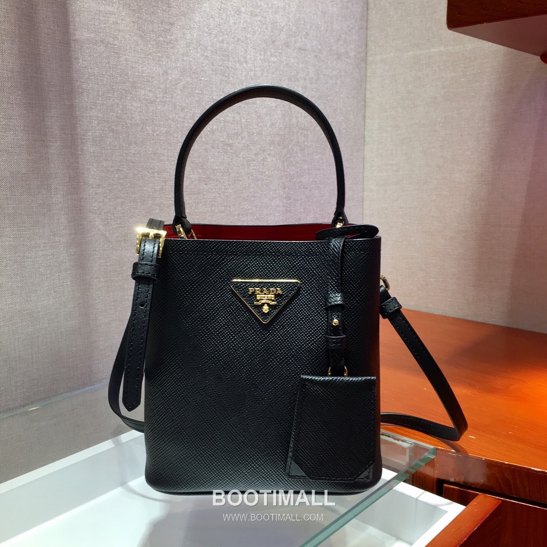 Prada Saffiano Leather Double Tote Bag with Triangle Logo and Magnetic Pocket Detail 프라다 사피아노 가죽 트라이앵글 로고 마그네틱 포켓 더블 토트백 1BA217 17cm 1