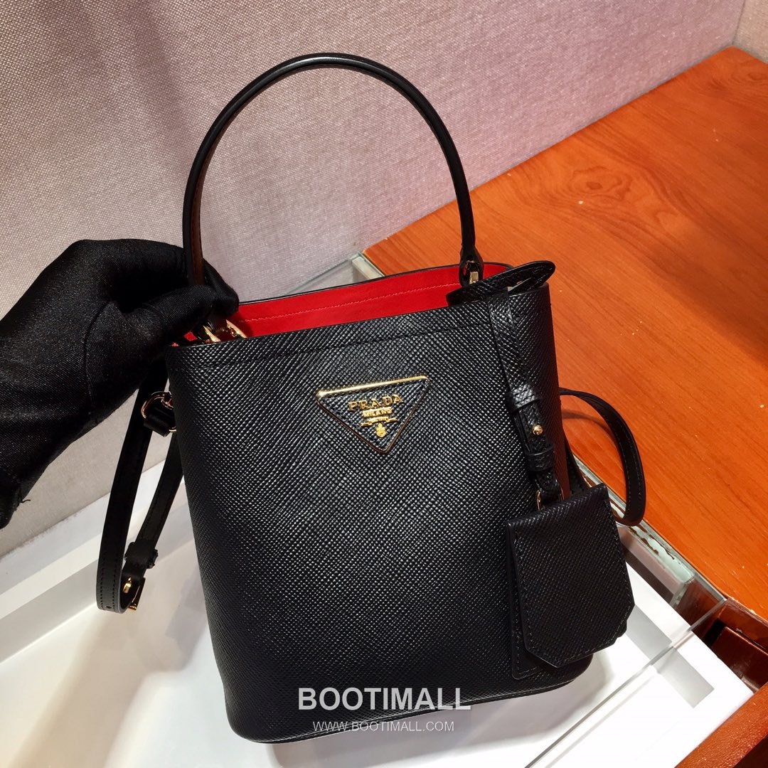 Prada Saffiano Leather Double Tote Bag with Triangle Logo and Magnetic Pocket Detail 프라다 사피아노 가죽 트라이앵글 로고 마그네틱 포켓 더블 토트백 1BA217 17cm 2