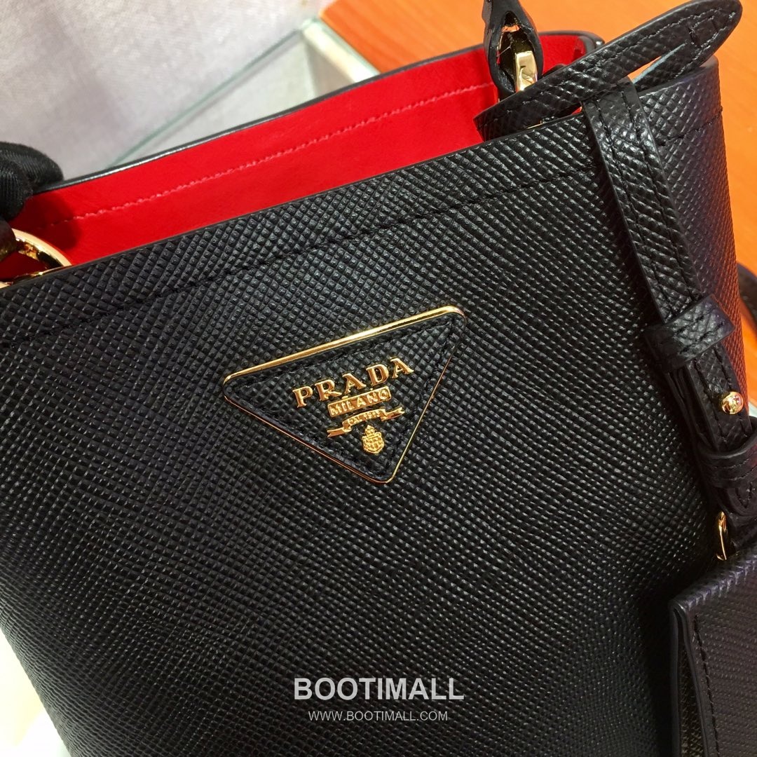 Prada Saffiano Leather Double Tote Bag with Triangle Logo and Magnetic Pocket Detail 프라다 사피아노 가죽 트라이앵글 로고 마그네틱 포켓 더블 토트백 1BA217 17cm 3