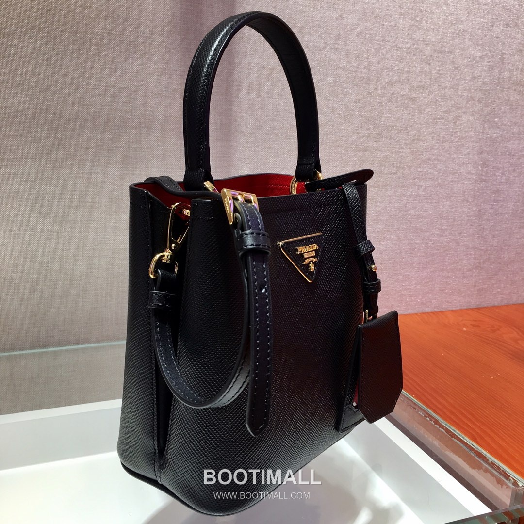 Prada Saffiano Leather Double Tote Bag with Triangle Logo and Magnetic Pocket Detail 프라다 사피아노 가죽 트라이앵글 로고 마그네틱 포켓 더블 토트백 1BA217 17cm 4