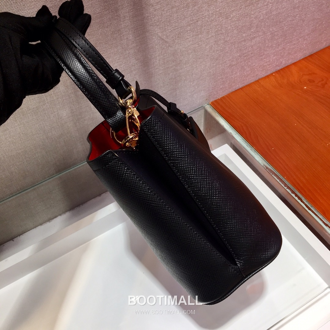 Prada Saffiano Leather Double Tote Bag with Triangle Logo and Magnetic Pocket Detail 프라다 사피아노 가죽 트라이앵글 로고 마그네틱 포켓 더블 토트백 1BA217 17cm 6