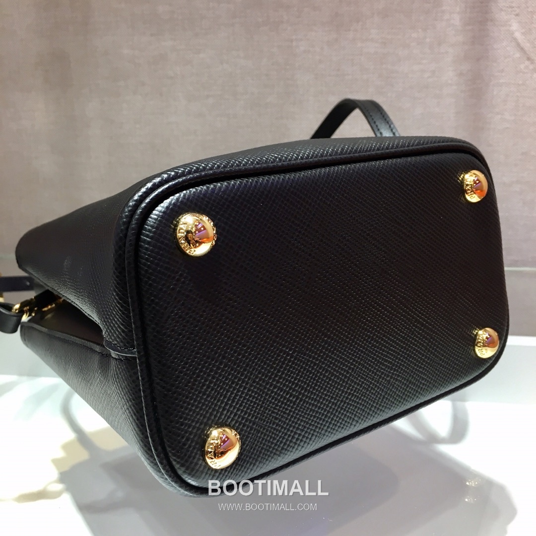 Prada Saffiano Leather Double Tote Bag with Triangle Logo and Magnetic Pocket Detail 프라다 사피아노 가죽 트라이앵글 로고 마그네틱 포켓 더블 토트백 1BA217 17cm 7