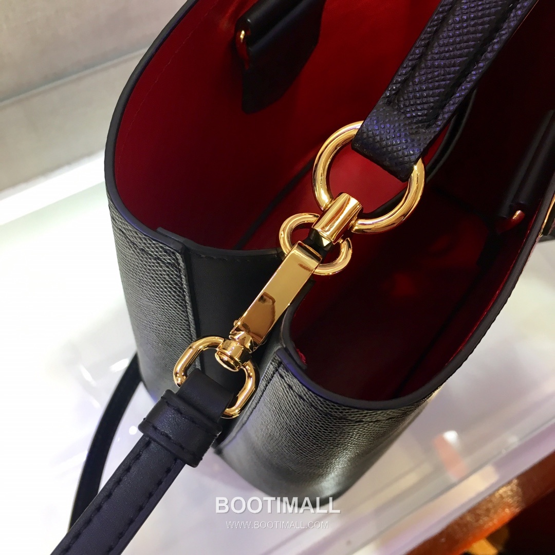 Prada Saffiano Leather Double Tote Bag with Triangle Logo and Magnetic Pocket Detail 프라다 사피아노 가죽 트라이앵글 로고 마그네틱 포켓 더블 토트백 1BA217 17cm 9