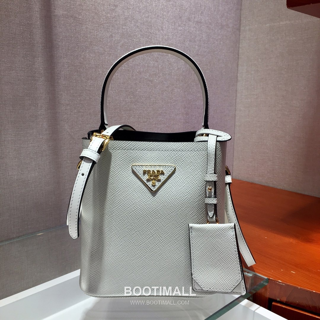 Prada Saffiano Leather Double Tote Bag with Triangle Logo and Magnetic Pocket Detail 프라다 사피아노 가죽 트라이앵글 로고 마그네틱 포켓 더블 토트백 1BA217 17cm 1