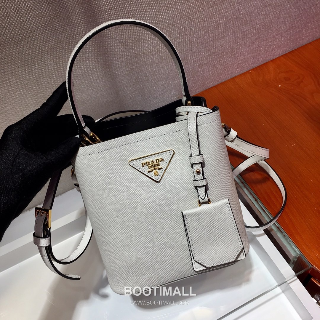 Prada Saffiano Leather Double Tote Bag with Triangle Logo and Magnetic Pocket Detail 프라다 사피아노 가죽 트라이앵글 로고 마그네틱 포켓 더블 토트백 1BA217 17cm 2