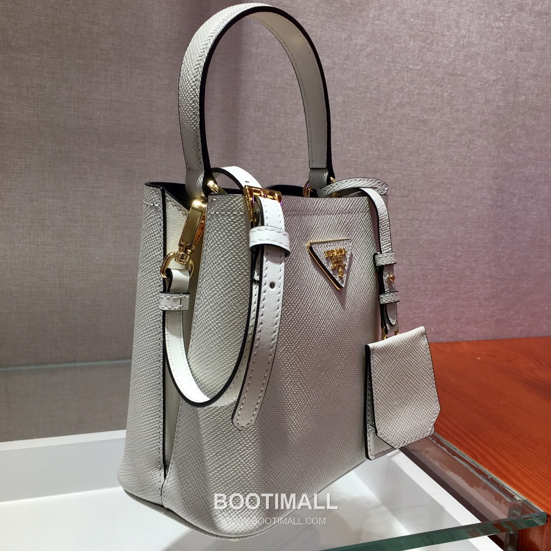Prada Saffiano Leather Double Tote Bag with Triangle Logo and Magnetic Pocket Detail 프라다 사피아노 가죽 트라이앵글 로고 마그네틱 포켓 더블 토트백 1BA217 17cm 3