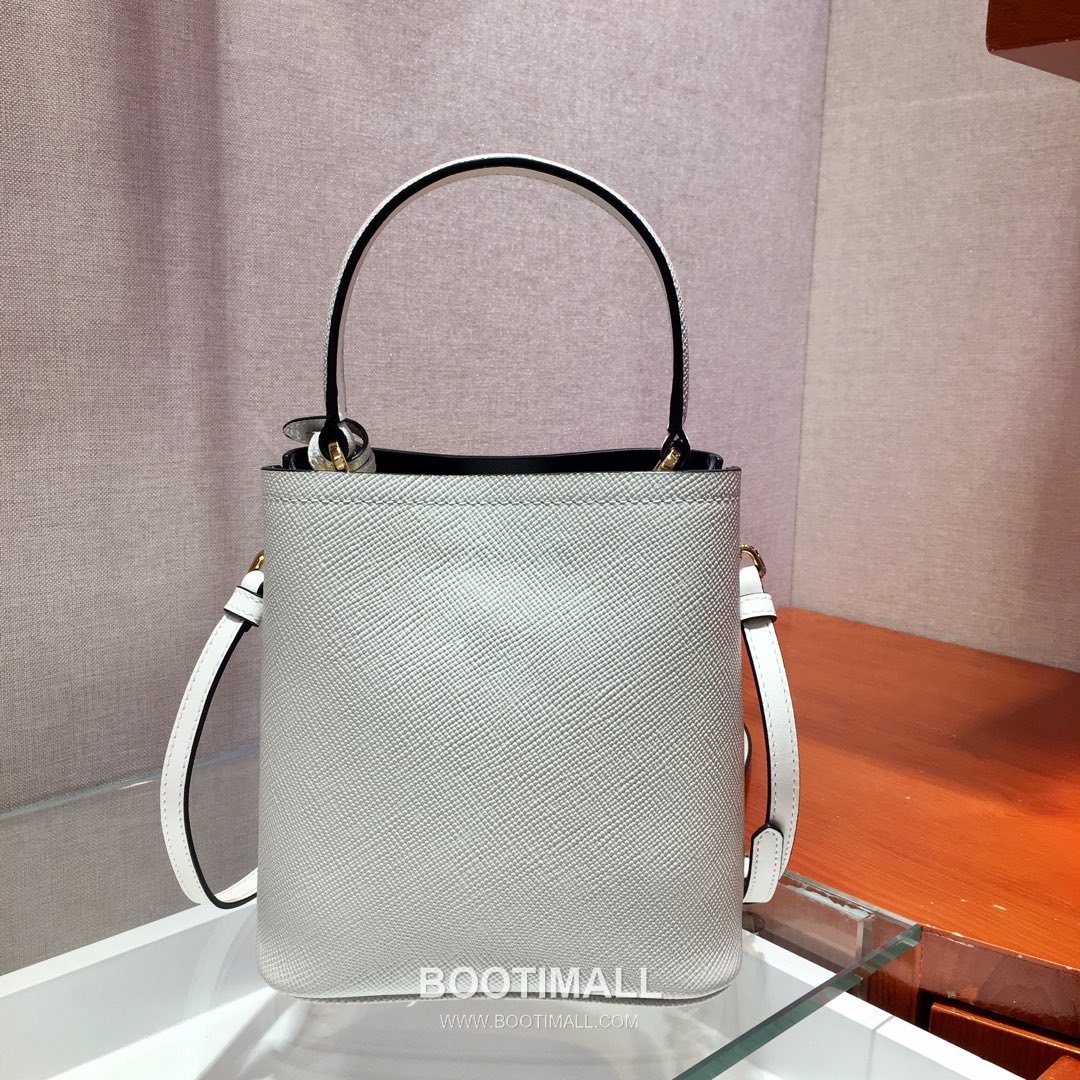 Prada Saffiano Leather Double Tote Bag with Triangle Logo and Magnetic Pocket Detail 프라다 사피아노 가죽 트라이앵글 로고 마그네틱 포켓 더블 토트백 1BA217 17cm 4