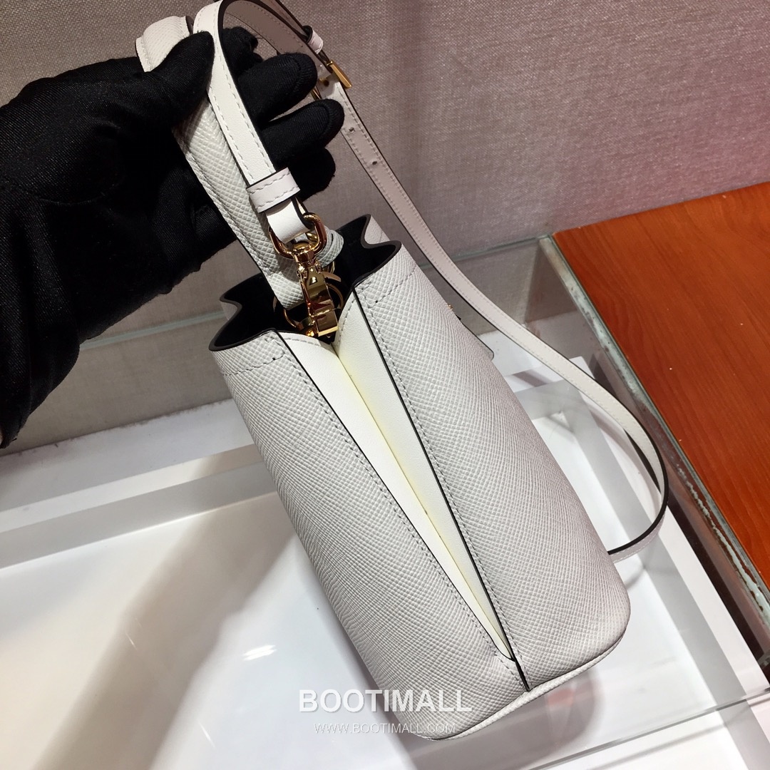 Prada Saffiano Leather Double Tote Bag with Triangle Logo and Magnetic Pocket Detail 프라다 사피아노 가죽 트라이앵글 로고 마그네틱 포켓 더블 토트백 1BA217 17cm 5