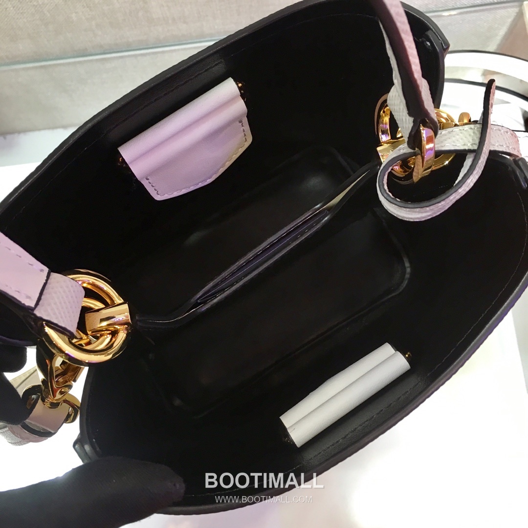 Prada Saffiano Leather Double Tote Bag with Triangle Logo and Magnetic Pocket Detail 프라다 사피아노 가죽 트라이앵글 로고 마그네틱 포켓 더블 토트백 1BA217 17cm 6