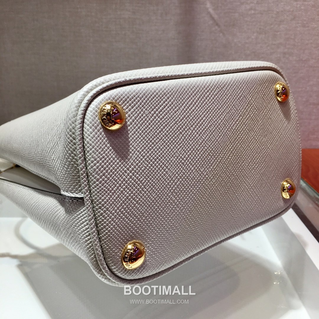 Prada Saffiano Leather Double Tote Bag with Triangle Logo and Magnetic Pocket Detail 프라다 사피아노 가죽 트라이앵글 로고 마그네틱 포켓 더블 토트백 1BA217 17cm 7