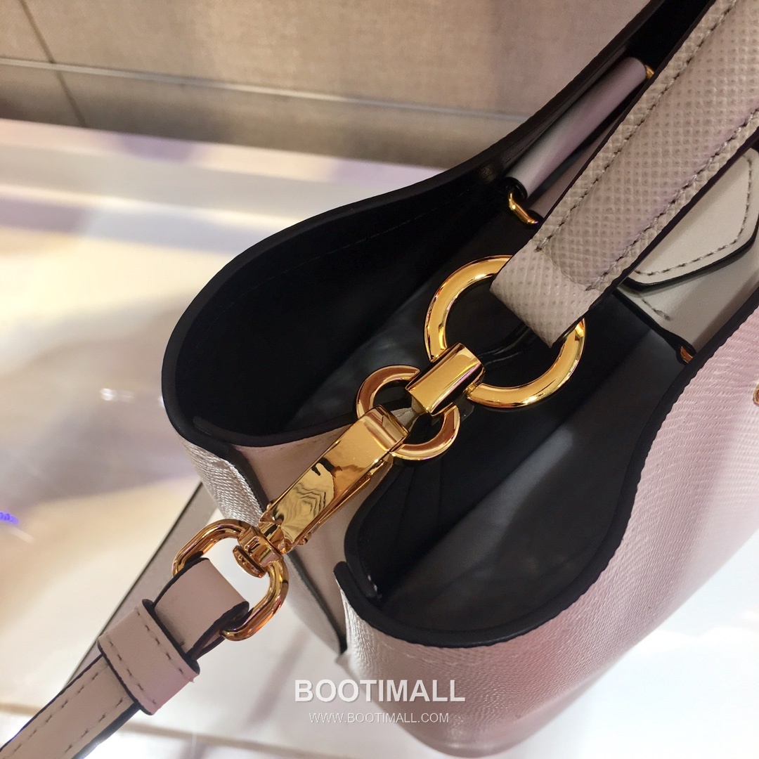 Prada Saffiano Leather Double Tote Bag with Triangle Logo and Magnetic Pocket Detail 프라다 사피아노 가죽 트라이앵글 로고 마그네틱 포켓 더블 토트백 1BA217 17cm 9