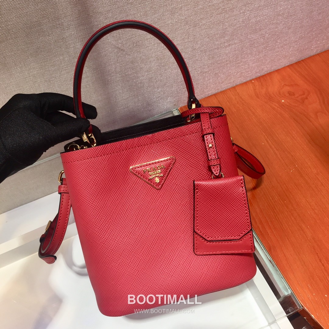 Prada Saffiano Leather Double Tote Bag with Triangle Logo and Magnetic Pocket Detail 프라다 사피아노 가죽 트라이앵글 로고 마그네틱 포켓 더블 토트백 1BA217 17cm 2