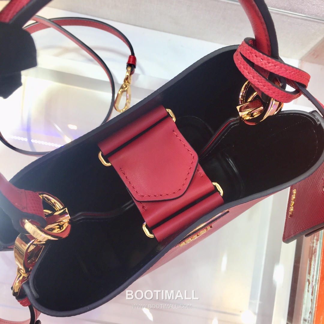 Prada Saffiano Leather Double Tote Bag with Triangle Logo and Magnetic Pocket Detail 프라다 사피아노 가죽 트라이앵글 로고 마그네틱 포켓 더블 토트백 1BA217 17cm 7