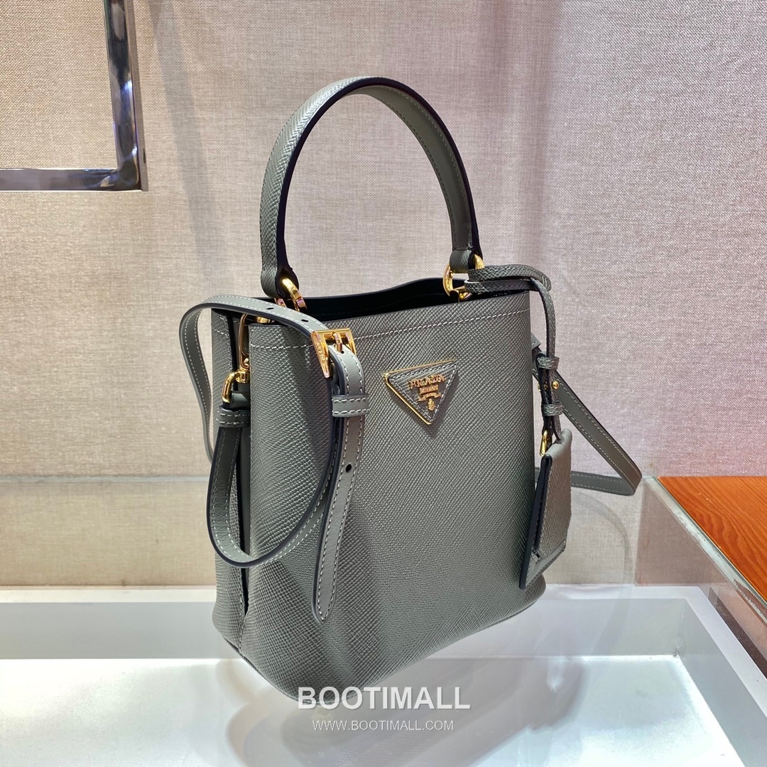 Prada Saffiano Leather Double Tote Bag with Triangle Logo and Magnetic Pocket Detail 프라다 사피아노 가죽 트라이앵글 로고 마그네틱 포켓 더블 토트백 1BA217 17cm 2
