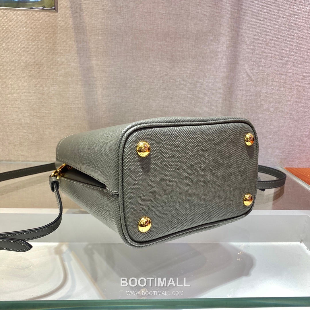 Prada Saffiano Leather Double Tote Bag with Triangle Logo and Magnetic Pocket Detail 프라다 사피아노 가죽 트라이앵글 로고 마그네틱 포켓 더블 토트백 1BA217 17cm 4