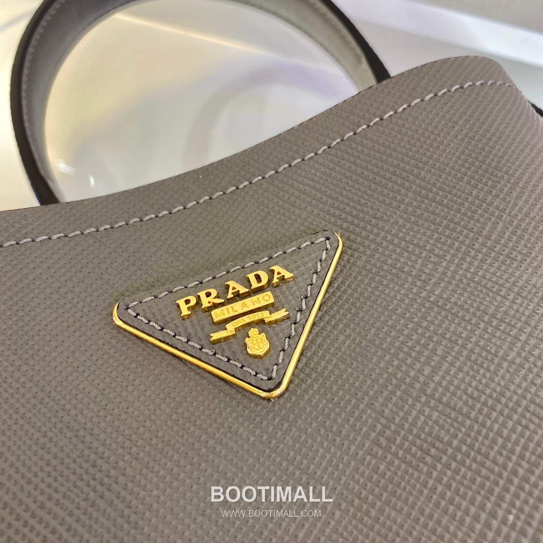 Prada Saffiano Leather Double Tote Bag with Triangle Logo and Magnetic Pocket Detail 프라다 사피아노 가죽 트라이앵글 로고 마그네틱 포켓 더블 토트백 1BA217 17cm 6