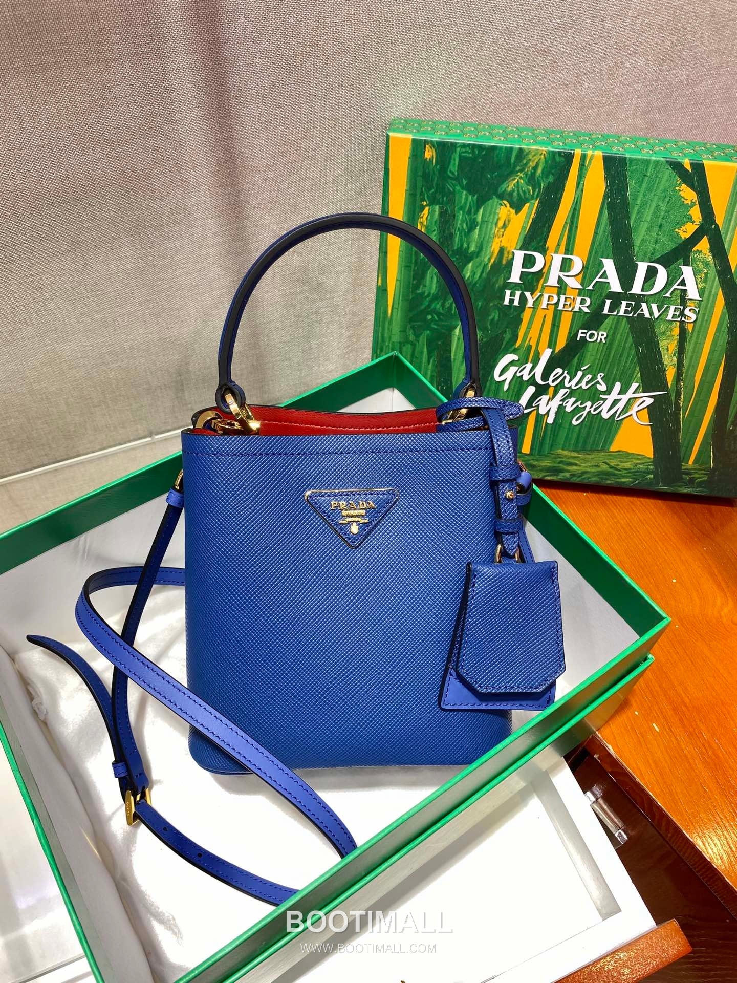 Prada Saffiano Leather Double Tote Bag with Triangle Logo and Magnetic Pocket Detail 프라다 사피아노 가죽 트라이앵글 로고 마그네틱 포켓 더블 토트백 1BA217 17cm 1