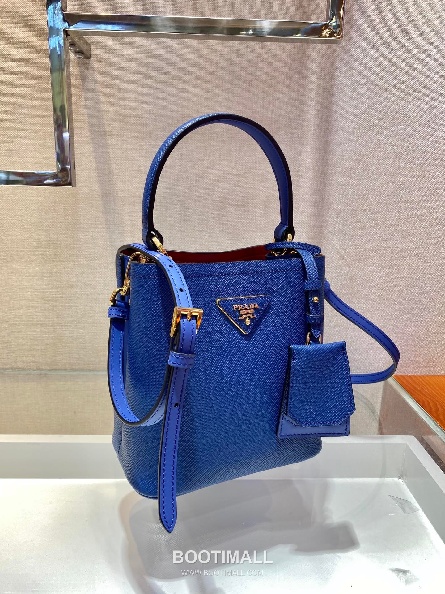 Prada Saffiano Leather Double Tote Bag with Triangle Logo and Magnetic Pocket Detail 프라다 사피아노 가죽 트라이앵글 로고 마그네틱 포켓 더블 토트백 1BA217 17cm 3