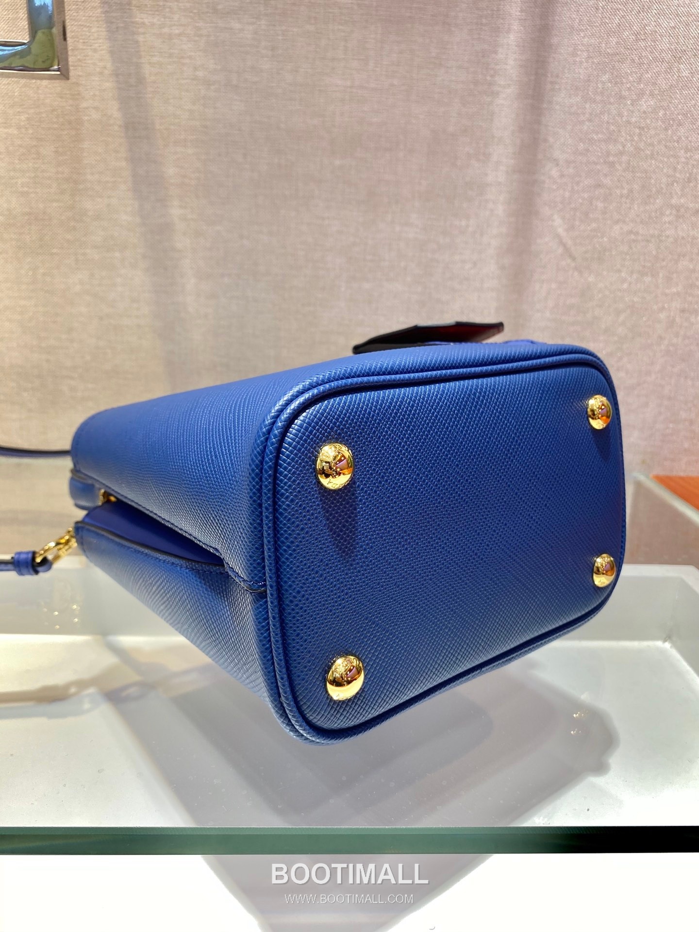 Prada Saffiano Leather Double Tote Bag with Triangle Logo and Magnetic Pocket Detail 프라다 사피아노 가죽 트라이앵글 로고 마그네틱 포켓 더블 토트백 1BA217 17cm 5