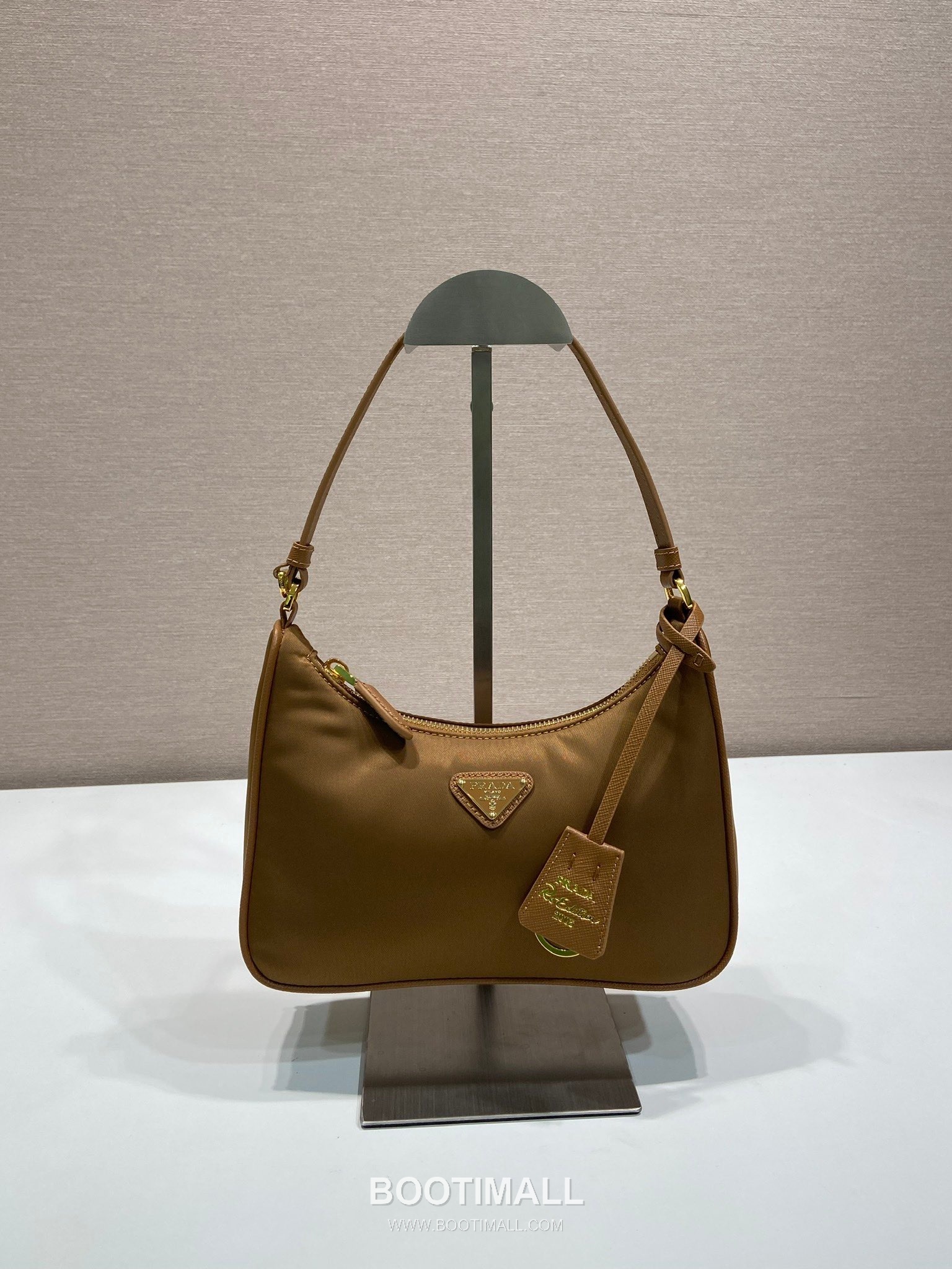 Prada Re-Edition 2005 Re-Nylon Hobo Shoulder Bag with Gold Hardware Detail 프라다 리에디션 2005 리나일론 골드 하드웨어 호보 숄더백 1N204M 22cm 1