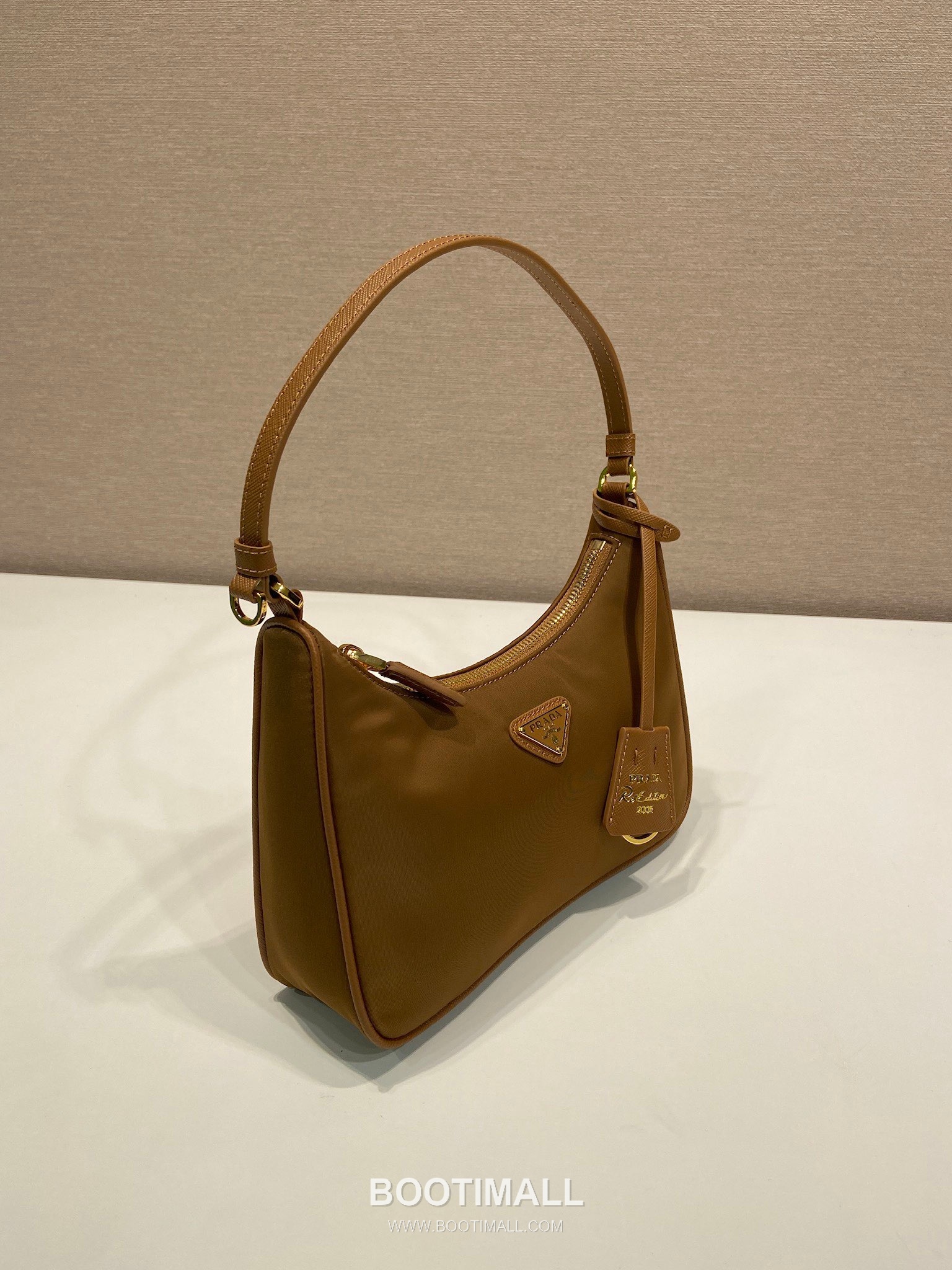 Prada Re-Edition 2005 Re-Nylon Hobo Shoulder Bag with Gold Hardware Detail 프라다 리에디션 2005 리나일론 골드 하드웨어 호보 숄더백 1N204M 22cm 2
