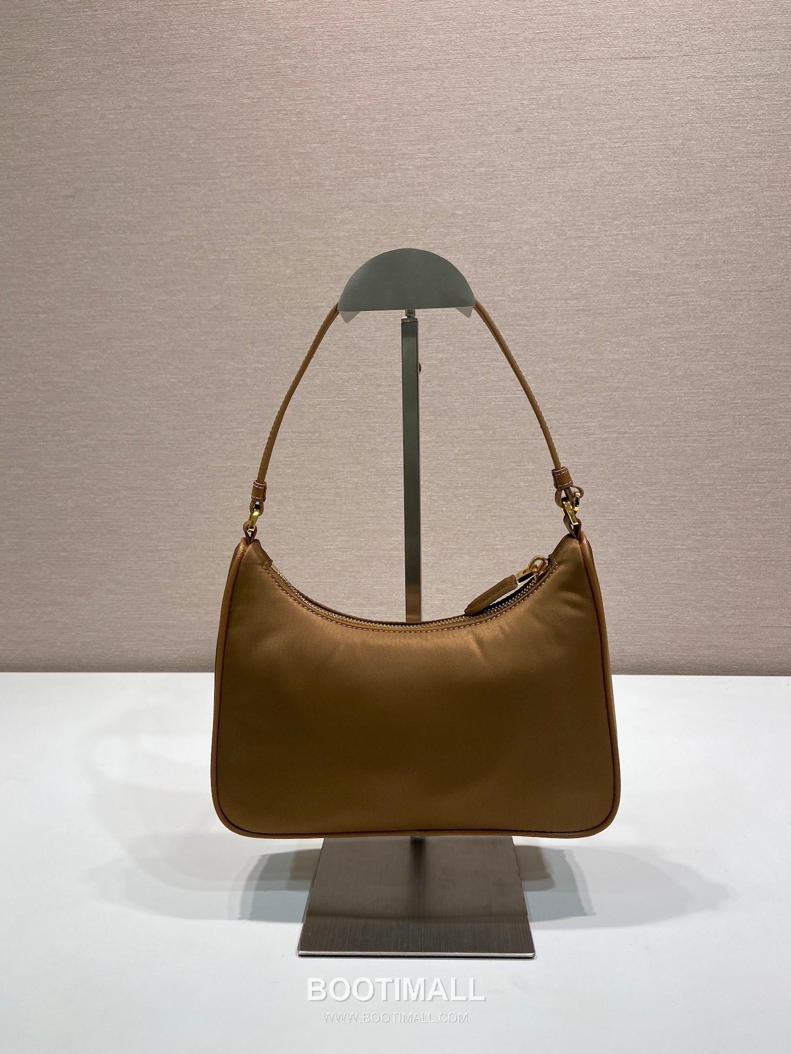 Prada Re-Edition 2005 Re-Nylon Hobo Shoulder Bag with Gold Hardware Detail 프라다 리에디션 2005 리나일론 골드 하드웨어 호보 숄더백 1N204M 22cm 3