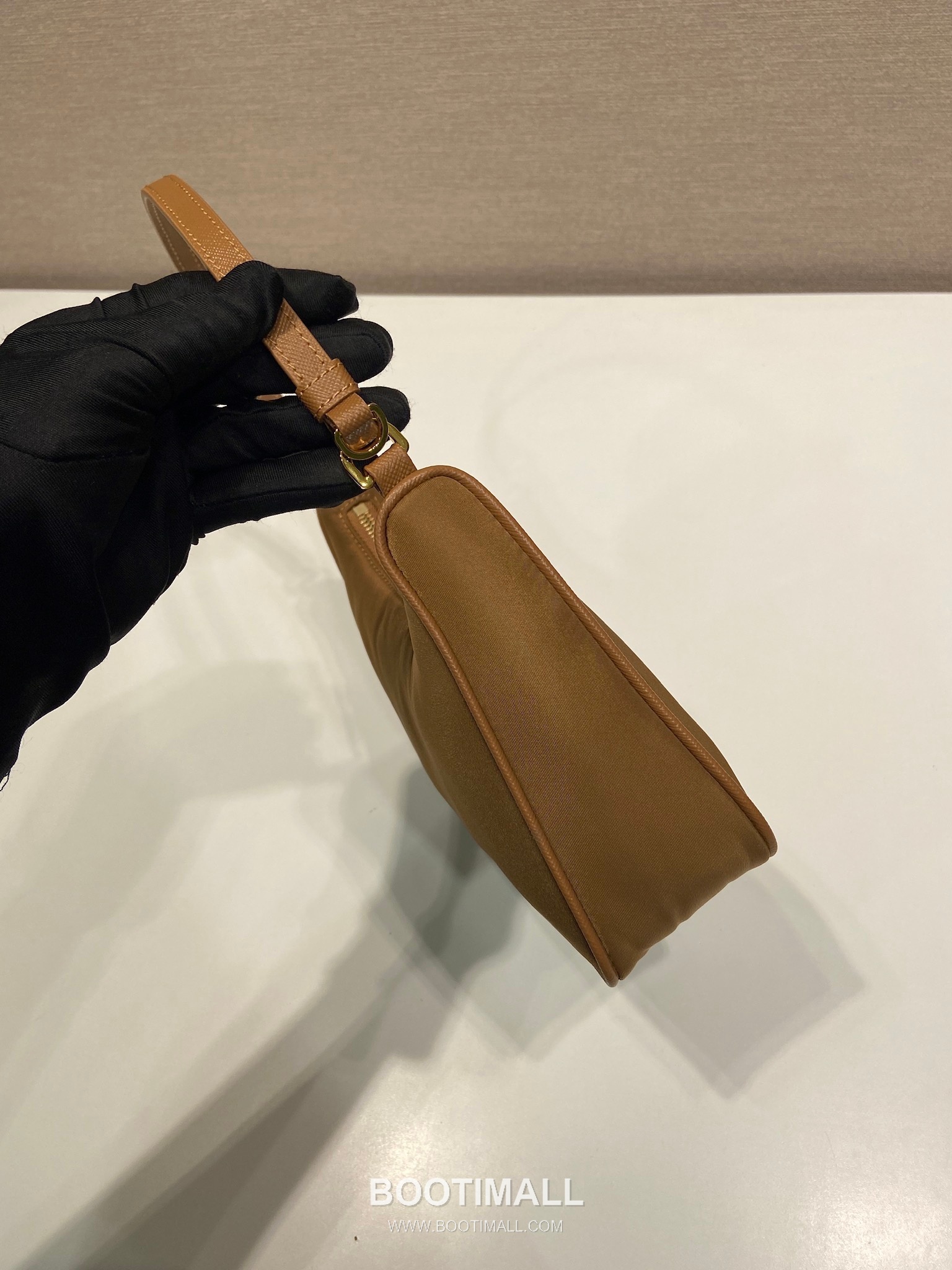 Prada Re-Edition 2005 Re-Nylon Hobo Shoulder Bag with Gold Hardware Detail 프라다 리에디션 2005 리나일론 골드 하드웨어 호보 숄더백 1N204M 22cm 4