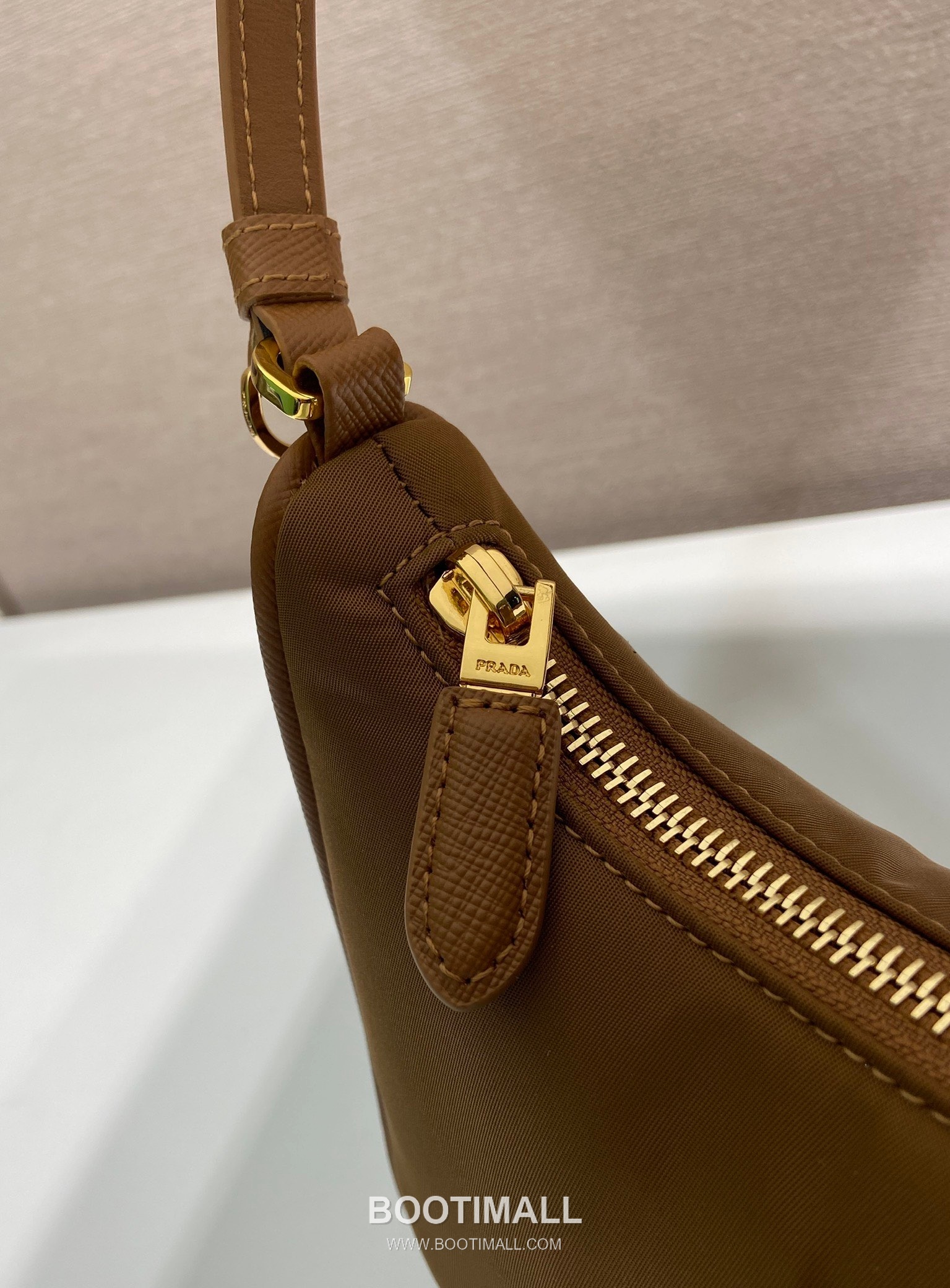 Prada Re-Edition 2005 Re-Nylon Hobo Shoulder Bag with Gold Hardware Detail 프라다 리에디션 2005 리나일론 골드 하드웨어 호보 숄더백 1N204M 22cm 6