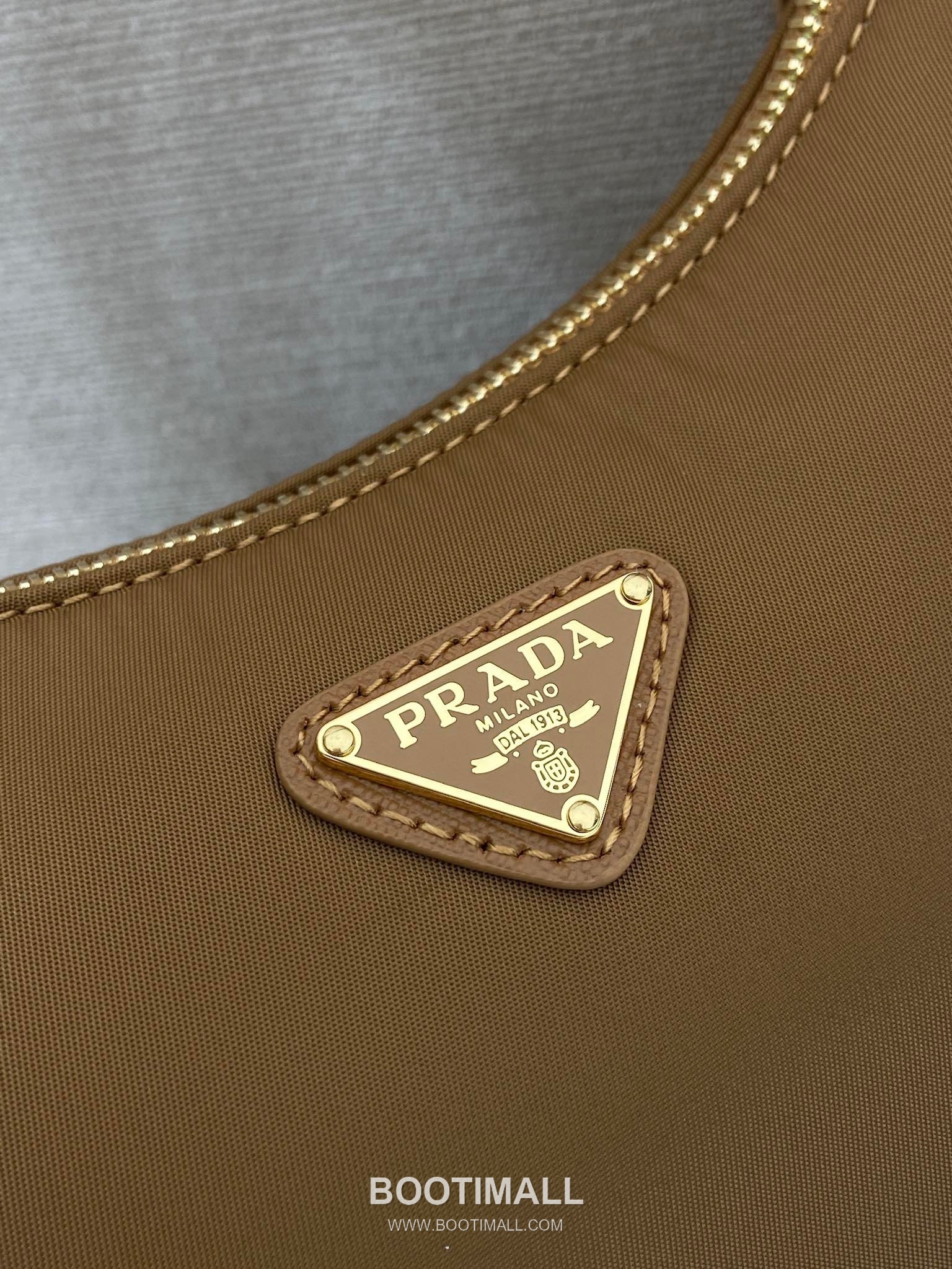 Prada Re-Edition 2005 Re-Nylon Hobo Shoulder Bag with Gold Hardware Detail 프라다 리에디션 2005 리나일론 골드 하드웨어 호보 숄더백 1N204M 22cm 7