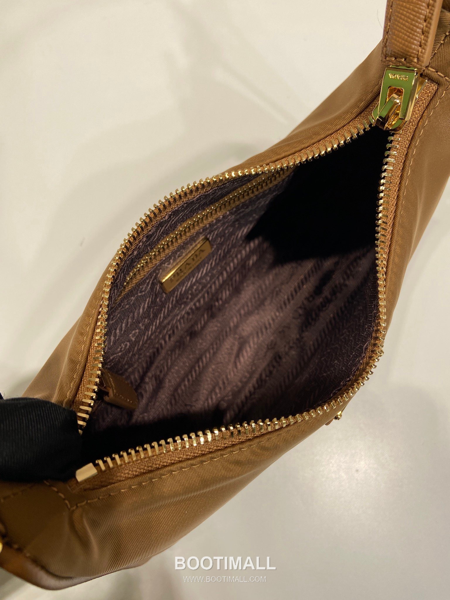 Prada Re-Edition 2005 Re-Nylon Hobo Shoulder Bag with Gold Hardware Detail 프라다 리에디션 2005 리나일론 골드 하드웨어 호보 숄더백 1N204M 22cm 8