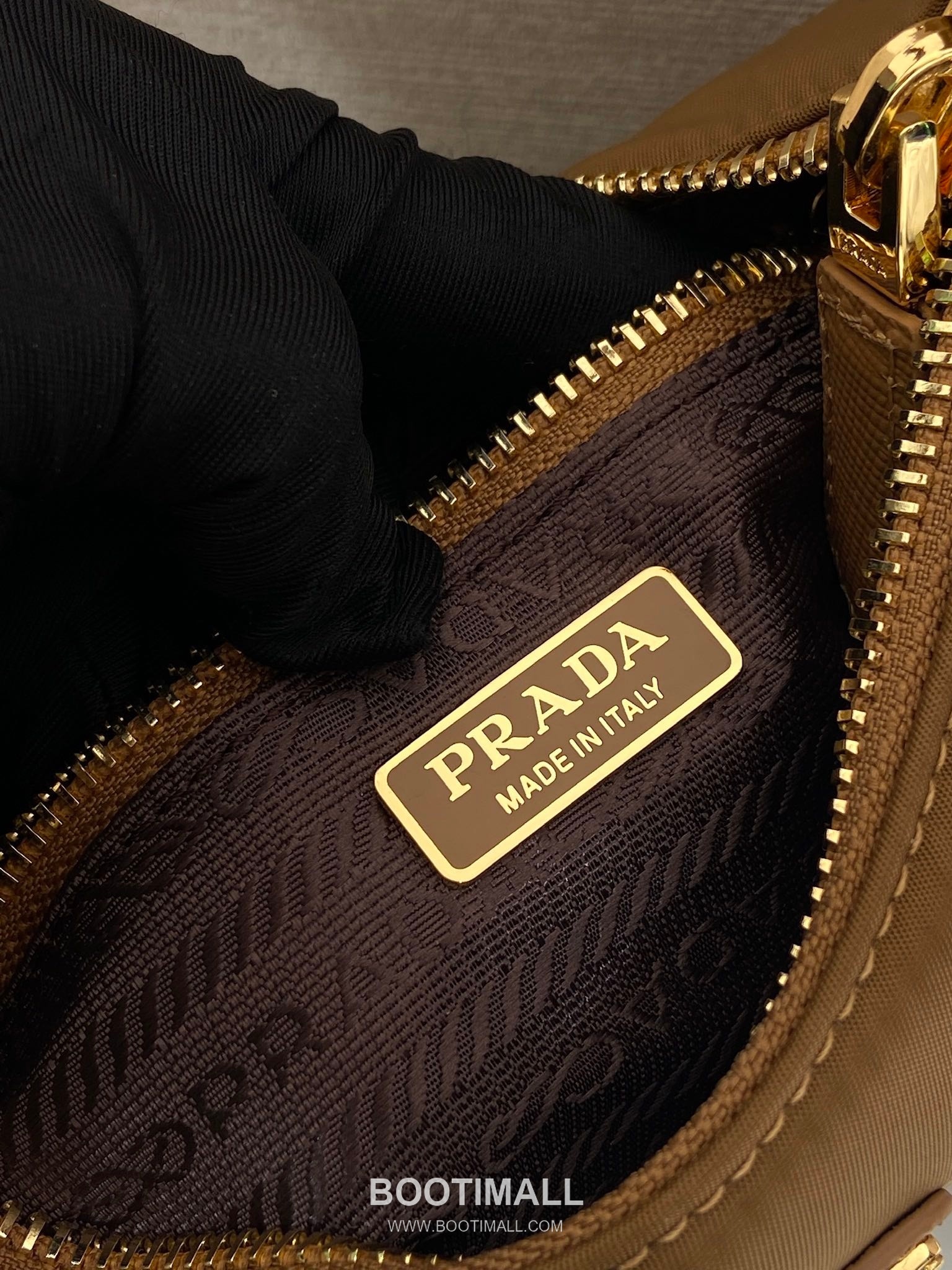 Prada Re-Edition 2005 Re-Nylon Hobo Shoulder Bag with Gold Hardware Detail 프라다 리에디션 2005 리나일론 골드 하드웨어 호보 숄더백 1N204M 22cm 9