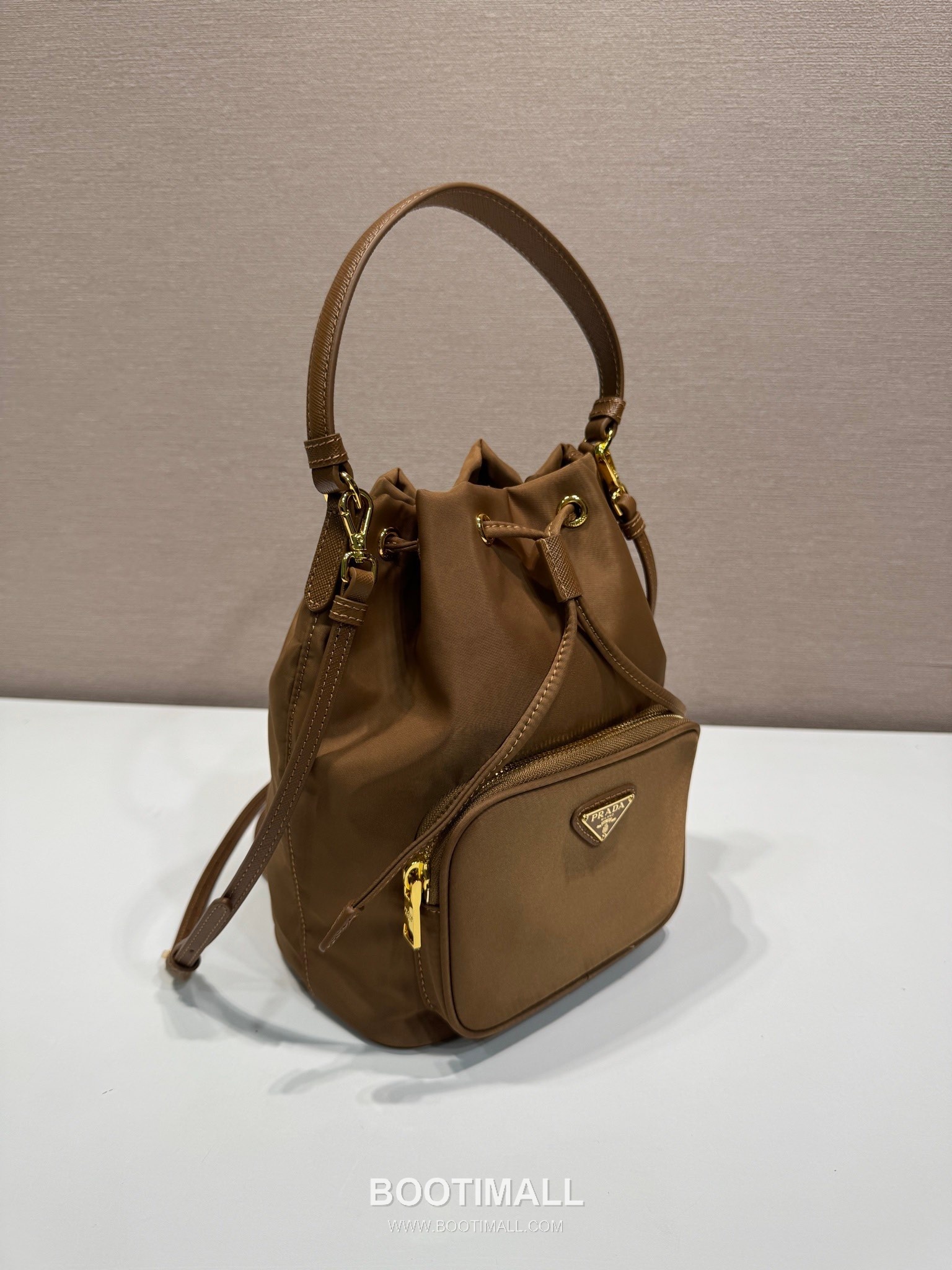 Prada Re-Nylon Bucket Bag with Top Handle and Adjustable Strap Detail 프라다 리나일론 탑핸들 조절 스트랩 버킷백 1BH038 18cm 3