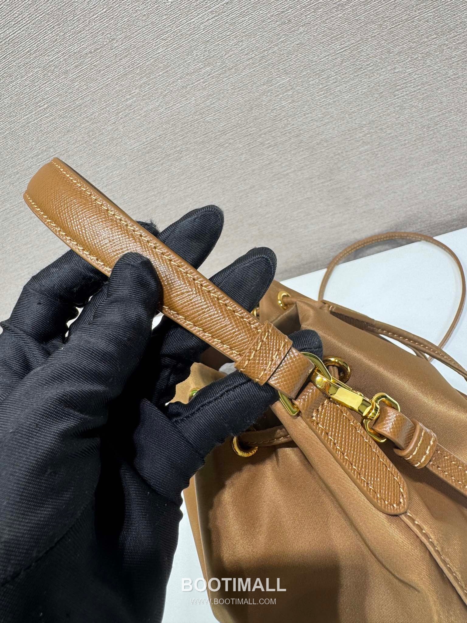 Prada Re-Nylon Bucket Bag with Top Handle and Adjustable Strap Detail 프라다 리나일론 탑핸들 조절 스트랩 버킷백 1BH038 18cm 5