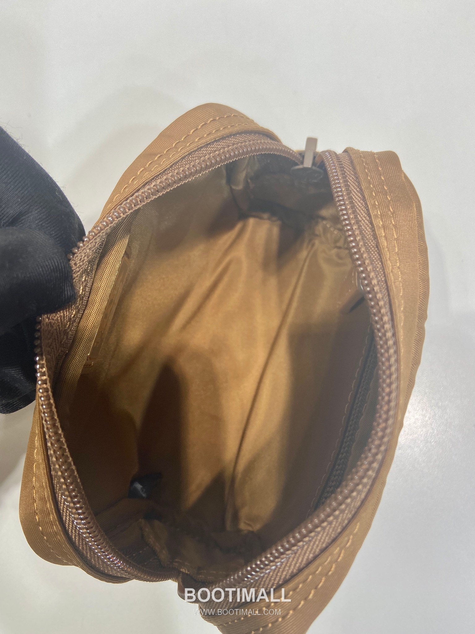 Prada Re-Nylon Mini Pouch Clutch Bag with Zip Closure Detail 프라다 리나일론 지퍼 클로저 미니 파우치 클러치백 1NA339 12cm 8