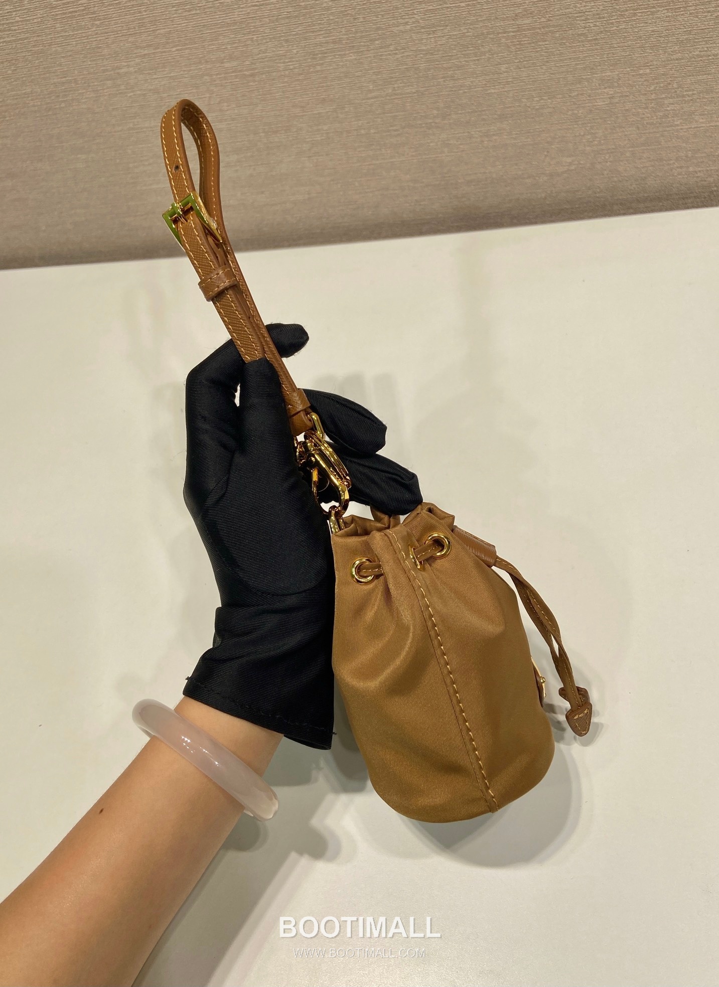 Prada Re-Nylon Mini Bucket Bag with Drawstring Closure and Leather Wrist Strap Detail 프라다 리나일론 드로우스트링 가죽 손목 스트랩 미니 버킷백 1TT202 8.5cm 5