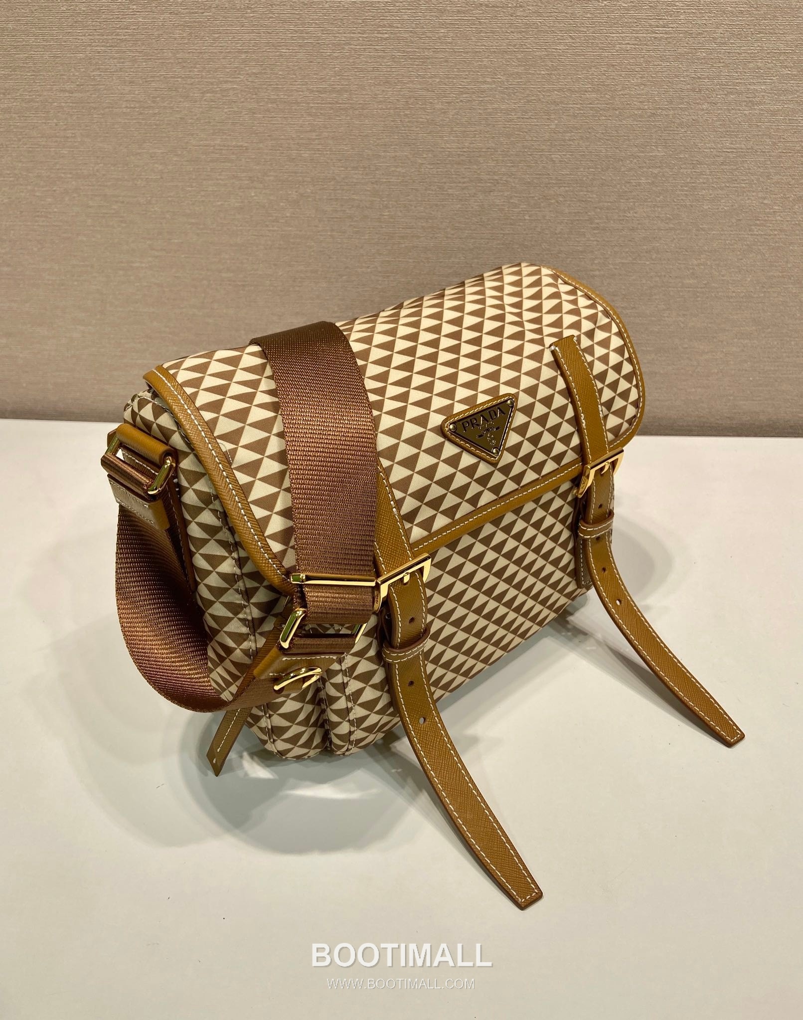 Prada Symbole Printed Nylon Messenger Bag with Saffiano Leather Trim Detail 프라다 심볼 프린트 나일론 사피아노 가죽 트림 메신저백 1BD383 25cm 2