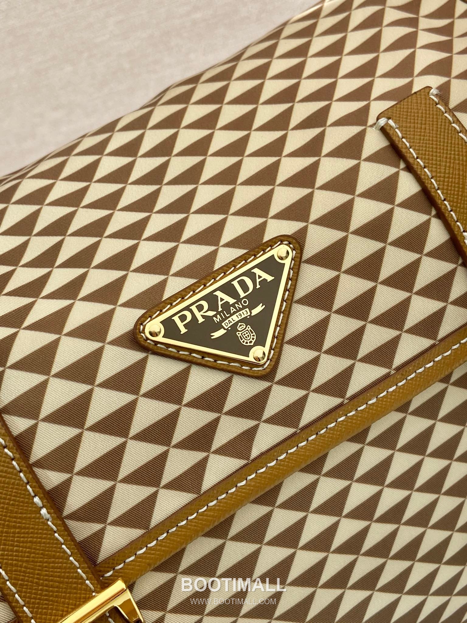 Prada Symbole Printed Nylon Messenger Bag with Saffiano Leather Trim Detail 프라다 심볼 프린트 나일론 사피아노 가죽 트림 메신저백 1BD383 25cm 5
