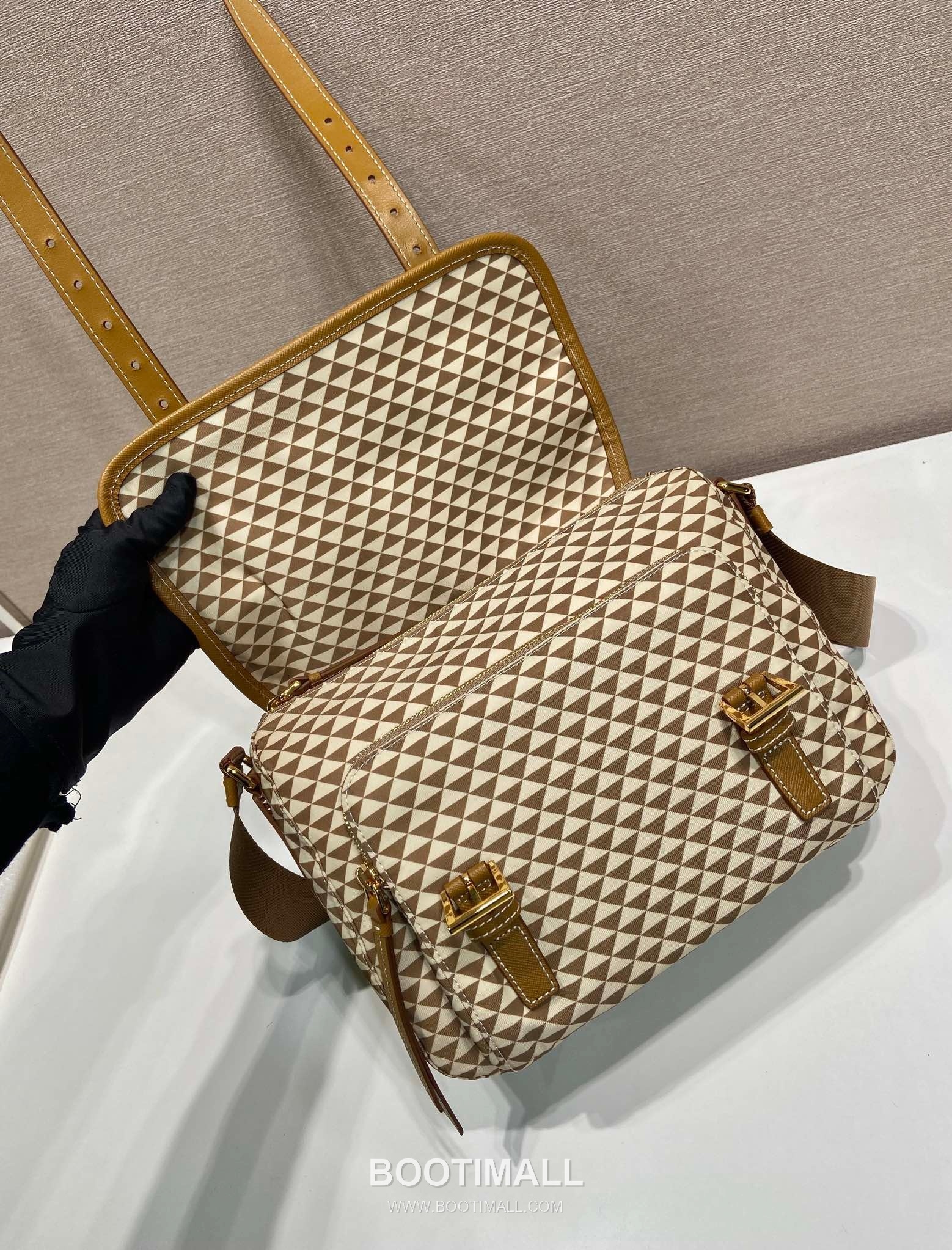 Prada Symbole Printed Nylon Messenger Bag with Saffiano Leather Trim Detail 프라다 심볼 프린트 나일론 사피아노 가죽 트림 메신저백 1BD383 25cm 7