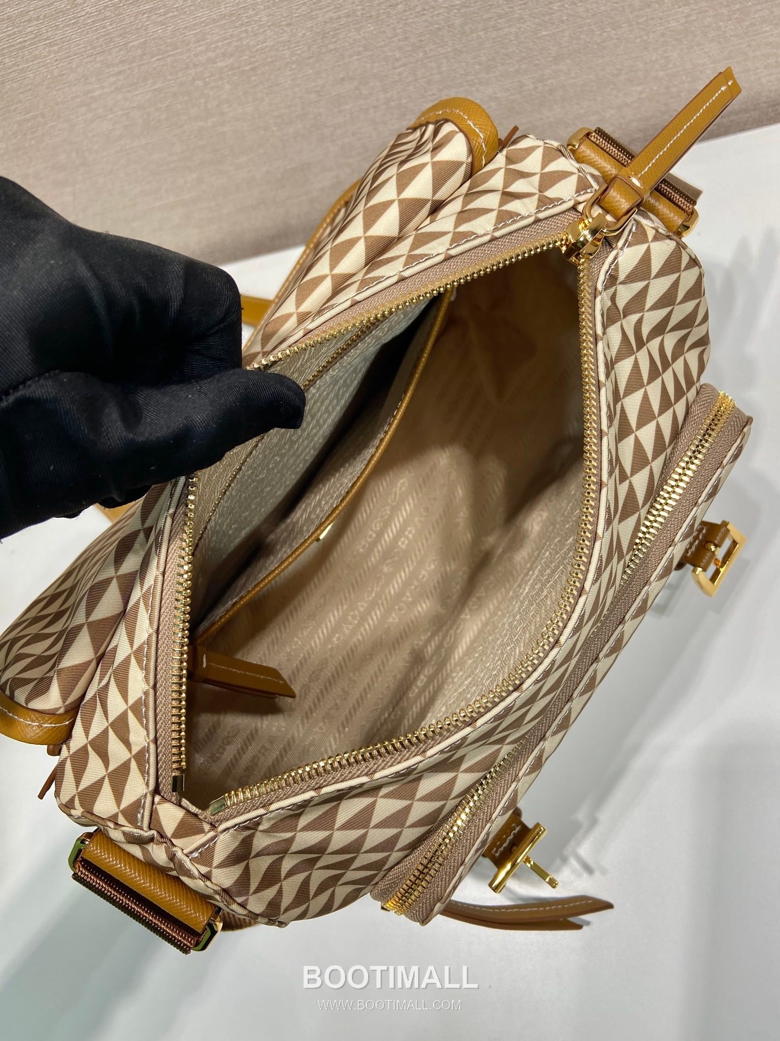 Prada Symbole Printed Nylon Messenger Bag with Saffiano Leather Trim Detail 프라다 심볼 프린트 나일론 사피아노 가죽 트림 메신저백 1BD383 25cm 8