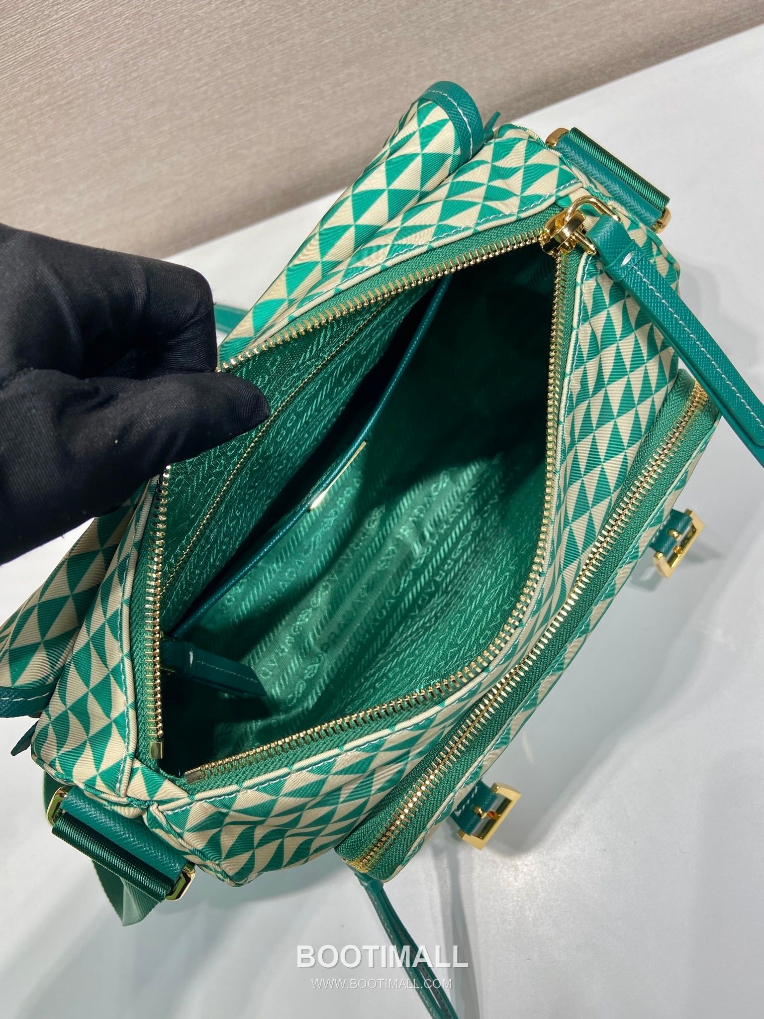 Prada Symbole Printed Nylon Messenger Bag with Saffiano Leather Trim Detail 프라다 심볼 프린트 나일론 사피아노 가죽 트림 메신저백 1BD383 25cm 17