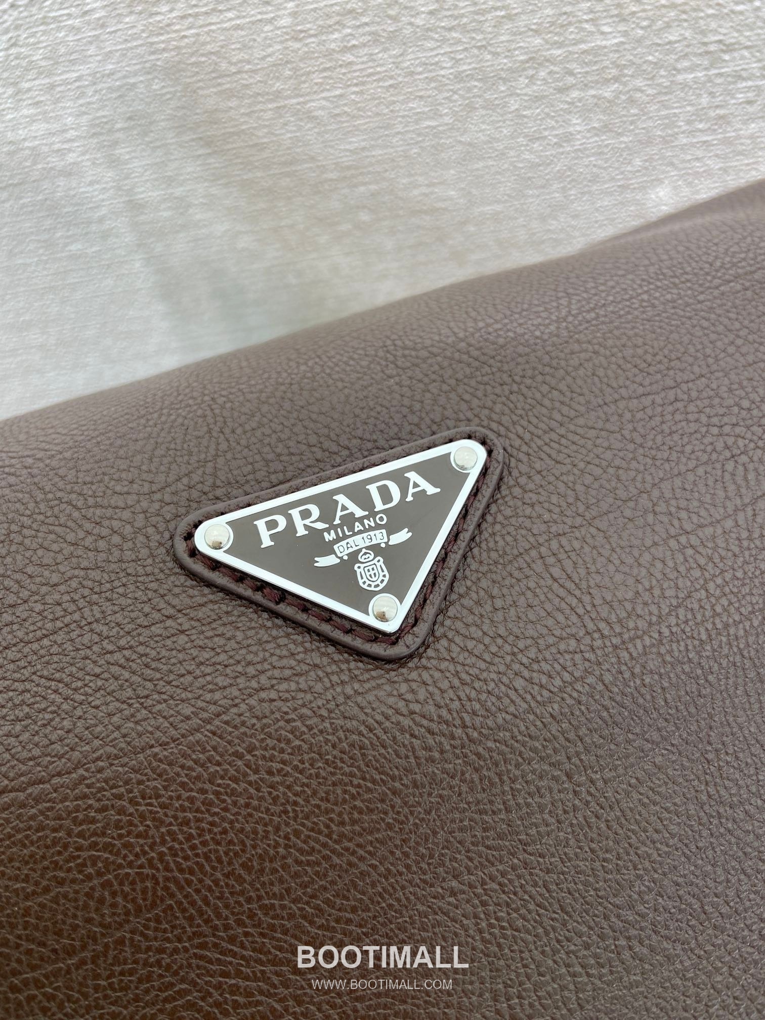 Prada Explore Calfskin Hobo Shoulder Bag with Dual Zip Pocket and Strap Detail 프라다 익스플로어 카프스킨 듀얼 지퍼 포켓 스트랩 호보 숄더백 2VH206 31cm 7