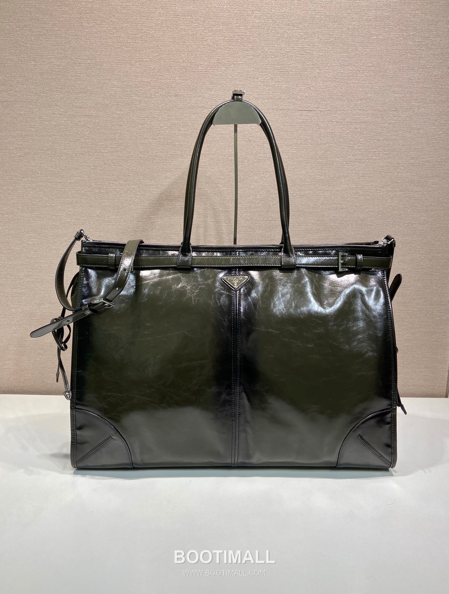 Prada Oiled Wax Leather Extra Large Tote Bag with Adjustable Strap Detail 프라다 오일드 왁스 레더 조절 스트랩 초대형 토트백 2VG128 50cm 1