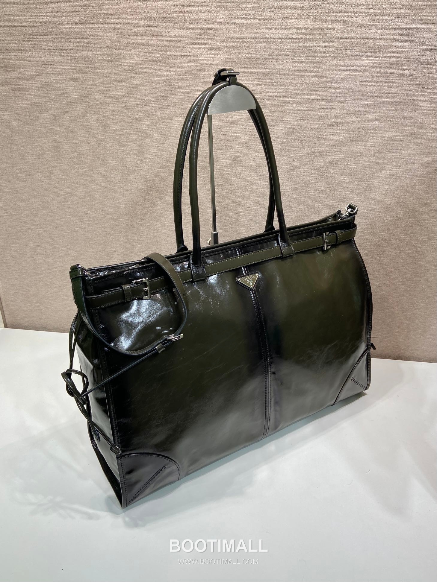 Prada Oiled Wax Leather Extra Large Tote Bag with Adjustable Strap Detail 프라다 오일드 왁스 레더 조절 스트랩 초대형 토트백 2VG128 50cm 2