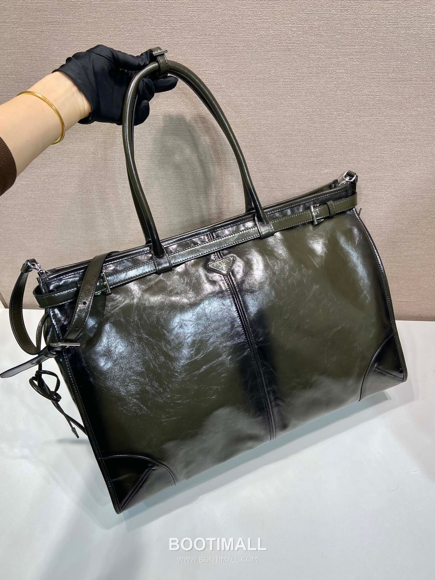Prada Oiled Wax Leather Extra Large Tote Bag with Adjustable Strap Detail 프라다 오일드 왁스 레더 조절 스트랩 초대형 토트백 2VG128 50cm 3