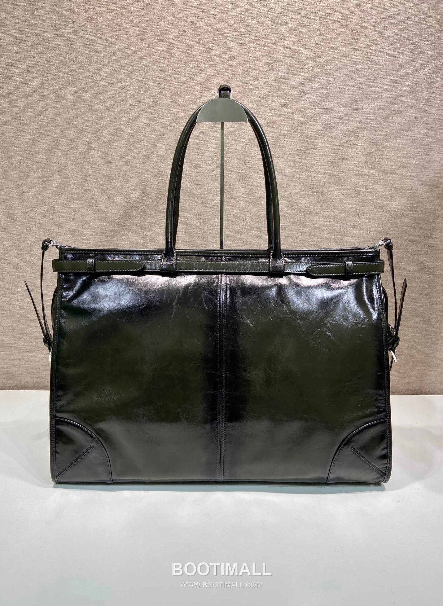 Prada Oiled Wax Leather Extra Large Tote Bag with Adjustable Strap Detail 프라다 오일드 왁스 레더 조절 스트랩 초대형 토트백 2VG128 50cm 4